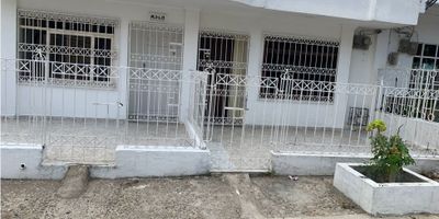 Casa ubicada en Blas de Lezo, para uso mixto. Cercana  a parques, restaurantes, centros comerciales, supermercados, gimnasios, clinicas, entre otros. 
