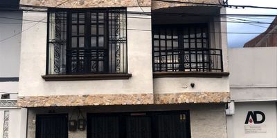 Espectacular propiedad ubicada en la calle principal de Santa Rosa de Cabal y está compuesta de la siguiente manera:

Primer piso: local o parqueaderos
Segundo piso: apto 3 habitaciones 2 baños
Tercer piso: apto 3 habitaciones 2 baños