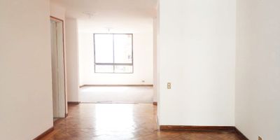 Apartamento en venta en unidad cerrada cerca a la iglesia de La Visitacion, facil acceso a rutas de transporte publico. Variedad de servicios complementarios en la gran oferta de mall comerciales que hay en la zona, Mall Plaza, Mall Ventura, Mall Zona 2. Piso en madera, puerta de seguridad, sala y comedor independiente, estar de tv, 4 alcobas con baño en la principal, cocina integral cerrada, alcoba y baño de servicio, balcon, terraza y parqueaderos paralelos cubiertos. Zonas verdes, vigilancia 24 horas, citofonia y circuito cerrado de tv. *Inmuebles sujetos a verificación de disponibilidad.*