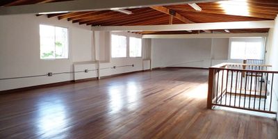 Local independiente para venta en el sector Bayadera, cerca a Av. Ferrocarril y Av. San Juan, centro comercial Gran Plaza, estación Alpujarra y Exposiciones del Metro, teatros, parques, acceso a rutas de transporte y una gran variedad de servicios complementarios. Piso en madera y cerámica, 19 espacios, 4 niveles, cocineta, cableado de red, techo cielo raso, aire acondicionado privado, divisiones en drywall, energía básica y vitrina. *Inmuebles sujetos a verificación de disponibilidad.*