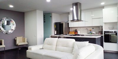 Casa en  venta  en unidad cerrada parte alta de San Lucas con acceso desde la Loma del Chocho. Ambiente campestre y tranquilo, de poco flujo vehicular y transito de residentes. Facil salida a servicios complementarios. Piso en ceramica y madera, sala comedor, 2 niveles, estar de tv, 3 alcobas con baño en cada una, cocina integral abierta tipo americano, alcoba y baño de servicio, terraza y parqueaderos (2 cubiertos). Unidad con zonas sociales con piscina, gym, sauna, parque infantil, cancha de squash, zonas verdes, vigilancia 24horas, citofonia y circuito cerrado de tv. *Inmuebles sujetos a verificación de disponibilidad.*