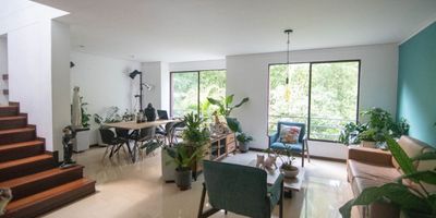 Casa en venta en unidad cerrada en Altos del Poblado cerca a la Universidad Ces, sector muy fresco y natural. Rutas de transporte. Piso en mármol, puerta de seguridad, dos niveles, sala comedor, 3 alcobas con baño en la principal, tina, cocina integral cerrada, alcoba y baño de servicio, terraza y parqueaderos paralelos cubiertos. Salón social, parque infantil, placa polideportiva, zonas verdes, vigilancia 24 horas, citofonia y circuito cerrado de tv. *Inmuebles sujetos a verificación de disponibilidad.*
