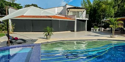 Hermosa propiedad en la Unidad Residencial Quimbayita con un área total de 2.800mt2 de los cuales 600 mt2 hacen parte de la casa, en el primer piso cuenta con: tres habitaciones con baño, un baño con ducha y cuarto de empleados con baño, zona de ropas, un salón para gimnasio o para salón social con cocina. En el segundo piso 2 habitaciones con baño.

280 mts2 con piscina, jacuzzi, deck Cancha de fútbol 6 para 6 en construcción, piscina, jacuzzi, deck, parqueadero cubierto para dos carros y descubierto para 12.