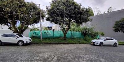 Lote Para la Venta en Pereira. Se encuentra ubicado  en el exclusivo barrio Pinares a pocos metros de Mega Centro Pinares, también cercano al Hotel Pinares Plaza y al Club de Comercio de Pereira. Esta ubicación permite la tranquilidad del lugar con la cercanía de la Avenida Circunvalar.
El Lote tiene posibilidad de Uso Comercial o Residencial.