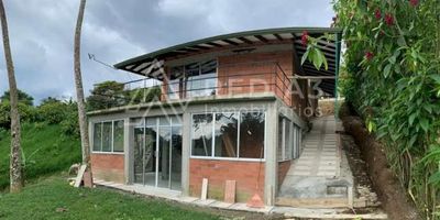 Invierta en una casa campestre nueva (En este momento se están terminando los acabados), ubicada a 15 minutos del centro de Pereira, en la vía Pereira - Armenia. Casa para estrenar de 240 m² construidos, ubicada en lote de 3000 m² dentro de Parcelación.
La casa consta de cocina, zona de lavandería independiente, sala, comedor, habitación, baño completo, dos habitaciones principales con baño privado y Walking clóset. Una de las habitaciones tiene balcón amplio.
Disfrute vivir campestre teniendo comercio a tan sólo cinco minutos caminando. Sector con variedad de panaderías, restaurantes, droguería, ferretería, veterinaria, carnicería y además tiene el beneficio de tener ruta de bus urbano a Pereira y Dosquebradas.
Busca un lugar cómodo, tranquilo y seguro? Esta es la casa para ti, escríbeme.