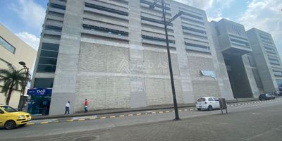 Se Vende funcional oficina en emblemático edificio del centro de la ciudad de Pereira, su ubicación estratégica le permite estar cerca a centros culturales, supermercados, sedes bancarias, centros comerciales, entidades médicas, estación de Megabús, la zona cuenta con alto flujo vehicular y servicio de transporte público y privado.

El edificio cuenta con las siguientes especificaciones:
Recepción, seguridad 24 horas, cuatro ascensores, control de acceso 24/7, terraza en el último piso.

Las oficinas se encuentra ubicadas en el quinto piso del edificio, tienen una área total de 1.542,57 m², consta de amplios salones, baños y cocineta.

Valor de Venta:  $5.500.000.000 + IVA