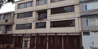 Apartamento Remanso amplio, iluminación natural, segundo nivel vista externa consta de 3 habitaciones, 2 con closet, 2 baños, sala comedor, cocina integral, patio de ropas . Lugares o barrios cercanos  Ciudad Montes, Av. 1 de mayo, Ak.50, Remanso, Tejar, Cll 17 Sur.