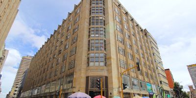 !!BAJO DE PRECIO!!Ofrecemos en Venta oficina con vista interior, ubicada en el centro historico, en una ubicación ideal contando con fácil vías de acceso y transporte público y peatonal. en sus alrededores encontramos zona bancaria, judicial, comercial.La oficina cuenta con pisos en madera laminada e cableado..