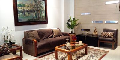 Casa en venta en unidad cerrada en el sector conocido como la Loma del Atravesado. Zona muy campestre y de alta valorización cerca a Iglesias, colegios, comercio y rutas de transporte publico. Piso en ceramica y madera, tres niveles, sala comedor, biblioteca, estar de tv, 3 alcobas con baño en cada una, cocina integral abierta tipo americano, alcoba y baño de servicio, terraza, balcon, jardín y parqueaderos (2 cubiertos). Conjunto cerrado con salón social, parques infantiles, zonas verdes, vigilancia 24 hrs, citofonia y circuito cerrado de tv. *Inmuebles sujetos a verificación de disponibilidad.*