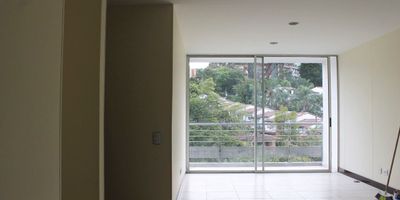Apartamento en venta en unidad cerrada en el sector de cumbres a tres cuadras del colegio, fácil acceso desde la intermedia y cerca a la iglesia de la inmaculada y terracina plaza. Entorno muy tranquilo de poco flujo vehicular. Piso en porcelanato, sala comedor, 3 alcobas con baño en la principal, cocina integral abierta tipo americano, balcon y parqueadero cubierto. Piscina, salón social, parque infantil, zonas verdes, vigilancia 24 horas, citofonia y circuito cerrado de tv. *Inmuebles sujetos a verificación de disponibilidad.*