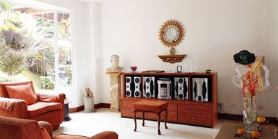 Casa en venta en unidad cerrada en la Loma del Escobero parte alta, sector totalmente campestre, tranquilo. Cerca al peaje, vias internas pavimentadas, acceso desde vía principal. Piso en mármol y madera, dos niveles, chimenea, sala y comedor independiente, estudio, biblioteca, estar de tv, 5 alcobas con baño en cada una, cocina integral abierta tipo americano, alcoba y baño de servicio, balcon, terraza, jardín y parqueaderos (2 cubiertos. Cuenta con turco, y cabaña. Unidad con amplias zonas verdes, vigilancia 24horas, citofonia y circuito cerrado de tv . *Inmuebles sujetos a verificación de disponibilidad.*