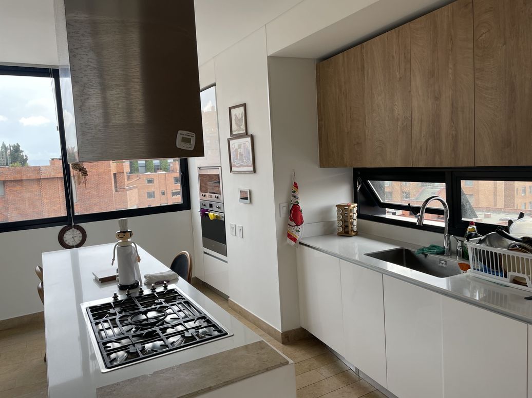 Apartamento de 3 alcobas en venta en Los Rosales, Bogotá, 302 m² · foto 14 de 15