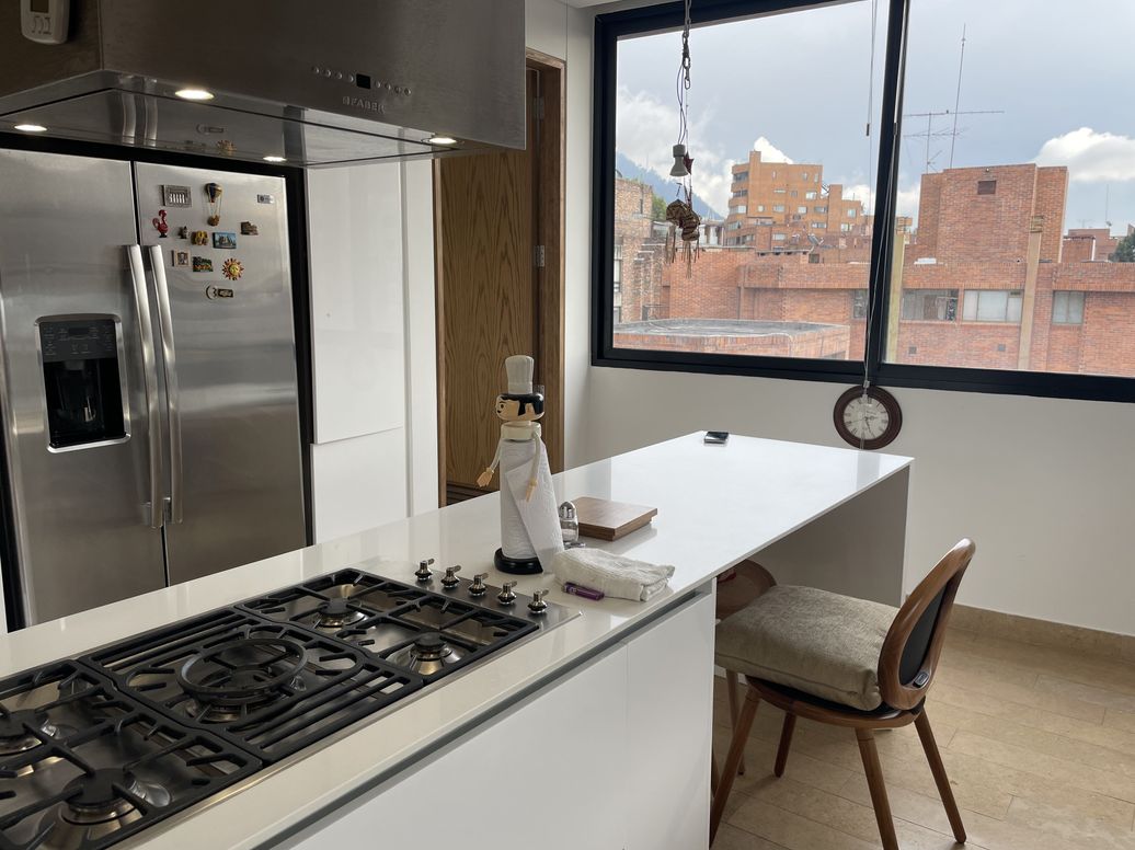 Apartamento de 3 alcobas en venta en Los Rosales, Bogotá, 302 m² · foto 13 de 15