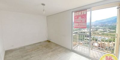 Código: 2086. PISO 16 EN EDIFICACIÓN DE 23 PISOS. Acceso al inmueble: por Sendero Peatonal, ascensor y escalas. Baño cabinado en vidrio, paseadero cubierto para carro # 11.