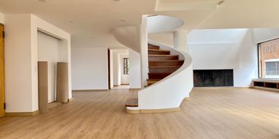 Hermoso Penthouse remodelado en exclusivo sector de la ciudad, estrato 6 con vista panorámica de la ciudad, espacios amplios e iluminados. 200 metros de terrazas privadas, sala – comedor con chimenea, cocina integral abierta, cinco habitaciones (dos habitaciones principales con chimenea), cuarto de servicio con wc, cuarto de ropas, cuatro garajes en línea y un depósito.