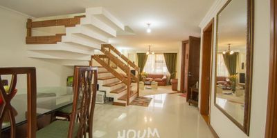 [VEN] ID HOUM: 90360

En Houm te ayudamos de forma fácil y segura. Los beneficios de comprar con nosotros:
    • Te ayudamos a conseguir financiamiento a través de una asesoría personalizada
    • Mediación y seguimiento de todo el proceso
    • Ponemos a tu disposición profesionales en notariado, registro y asesoría jurídica
¡Solo te preocupas de las firmas!

Casa en venta, ubicada en el barrio Los Maderos, con una superficie construida de 300.00 m² y superficie total de 300.00 m². 

Sus principales características son:

    • 6 dormitorios
    • 5 baños
    • Admite mascotas
    • 2 parqueaderos
    • Cocina tipo americana
    • Año de construcción: 2006
    • Cuarto de lavado
    • Bodega
            
Además, el inmueble cuenta con las siguientes amenidades:

    • Salón de eventos
    • Zona de juegos

Si compras con nosotros, te brindamos asesoría personalizada durante todo el proceso.
Más que una corredora, somos Houm.