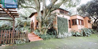 Casa para la venta de 203 metros cuadrados de área, más 40 metros cuadrados correspondientes al deck, para un total de área aproximada de 243 metros cuadrados (según licencia y planos), construída sobre un lote de 890 metros cuadrados aproximados. Cuenta con 6 parqueaderos, dos de ellos cubiertos. El material del piso del primer nivel de la casa es de madera de algarrobo y el segundo niviel de madera Teka. El diseño de la construcción de la casa fue ajustado a la conservación de árboles nativos del lugar. Ubicada en unidad cerrada que cuenta con portería, citófono, parqueadero para visitantes, y zonas verdes; En sector con cercanía a colegios, universidades, parques, supermercados y centros comerciales; Por estar cerca a vía principal cuenta con fácil acceso a transporte público.