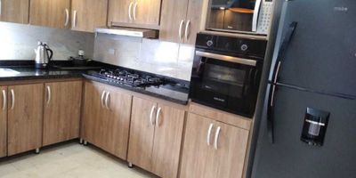 BRANDO Y CIA te ofrece para Venta Bellísima Casa de cuatro niveles con un terreno construido de 180 metros cuadrados; cuenta con cinco habitaciones con closets, dos baños remodelados, sala, comedor, cocina integral con despensa, amplio parió de ropas cubierto, iluminación LED con lámparas color blanco y lamparas amarillas, garaje para vehículo grande, ante jardín encerrado para parquear otro vehículo, lindos y modernos acabados, excelentes y cómodos espacios, muy iluminada y ventilada, sector tranquilo y seguro, a solo unos minutos del centro de la ciudad, cerca a rutas de transporte público.
!CONTACTANOS!