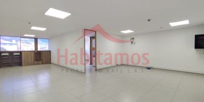 Oficina de 75.02m2, estrato comercial.
Ubicada al frente de Jumbo de la 65, cerca de la intersección con la Calle 45.El entorno ofrece variedad: tiendas de distintos tamaños, supermercados grandes relativamente próximos, establecimientos de comidas, bancos y espacios donde ya hay actividad comercial, por lo que no partes de cero en cuanto a afluencia.