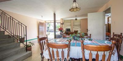 [VEN] ID HOUM: 84021

En Houm te ayudamos de forma fácil y segura. Los beneficios de comprar con nosotros:
    • Te ayudamos a conseguir financiamiento a través de una asesoría personalizada
    • Mediación y seguimiento de todo el proceso
    • Ponemos a tu disposición profesionales en notariado, registro y asesoría jurídica
¡Solo te preocupas de las firmas!

Casa en venta, ubicada en el barrio Laureles, con una superficie construida de 134.00 m² y superficie total de 220.00 m². 

Sus principales características son:

    • 4 dormitorios
    • 3 baños
    • Admite mascotas
    • 1 parqueadero
    • Cocina tipo americana
    • Año de construcción: 1960
    • Bodega
            
Si compras con nosotros, te brindamos asesoría personalizada durante todo el proceso.
        
Más que una inmobiliaria, somos Houm.
*Aplican T&C