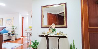 [VEN] ID HOUM: 85546

En Houm te ayudamos de forma fácil y segura. Los beneficios de comprar con nosotros:
    • Te ayudamos a conseguir financiamiento a través de una asesoría personalizada
    • Mediación y seguimiento de todo el proceso
    • Ponemos a tu disposición profesionales en notariado, registro y asesoría jurídica
¡Solo te preocupas de las firmas!

Departamento en venta, ubicado en el barrio Cedritos, con una superficie construida de 80 m² y superficie total de 83 m²,, ubicado en un segundo piso con vista interior.

Sus principales características son:

    • 4 dormitorios
    • 3 baños
    • Admite mascotas
    • 1 parqueadero
    • Piso 2
    • Año de construcción: 2000
    • Bodega
            
Además, el inmueble cuenta con las siguientes amenidades:

    • Salón de eventos
    • Vigilancia 24 hrs
    • Ascensor
    • Zona de juegos

Si compras con nosotros, te brindamos asesoría personalizada durante todo el proceso.
¡Comienza una nueva etapa con Houm! Compra fácil, rápido y seguro.