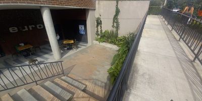 Local ubicado en excelente punto del sector El Dorado,  Envigado, (Ant); se encuentra disponible para la venta o arriendo. Este cuenta con un área de 26 metros cuadrados y piso en concreto. 

Observaciones: Actualmente, se encuentra rentado, canon de $ 3.250.000

¡No dejes pasar esta oportunidad única! ¡Contáctanos para programar una visita y descubre más sobre esta increíble propiedad!