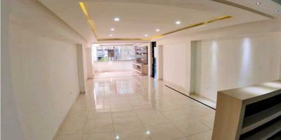 Excelente apartamento en venta, sector andalucia, Riomar, cerca a parque la Electrificadora, a pocos minutos de centros comerciales Buenavista Y Viva Barranquilla. Cuenta con espacios generosos con comodidad y privacidad. Edificio ubicado en una calle poco transitada, asegurando la tranquilidad, confort y silencio. Construcción Tradicional y apartamento Recién Remodelado, madera nueva en todo el apartamento. Habitaciones amplias, ubicación y metraje de oportunidad, Alcoba y baño de Servicio, Cuarto piso sin ascensor. Escaleras descansadas. Comunicate por más información.
