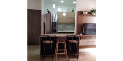 Hermoso apartamento con acabados de lujo en un punto estrategico del norte de la ciudad, unidad cerrada; con fácil acceso desde la autopista norte, centro comercial Ciudad Fabricato, cuenta con excelentes rutas de transporte hacia el centro de la ciudad y estaciones del metro, sucursales bancarias, supermercados, farmacias y demás sitios de interés

° Área 63 Mts2 Aprox.
° 2 Habitaciones con closet
° 2 Baños
° Parqueadero privado
° Cuarto útil
° Piso 5 con ascensor
° Cocina integral muy bien equipada
° Isla en marmol
° Balcón
° Sala – Comedor
° Zona de ropa
° Red de gas
° Calentador de agua
° Acabados de lujo 

Unidad cerrada con:

° Piscina para niños y adultos 
° Salón social
° Gimnasio 
° Juegos infantiles
° Turco
° Portería las 24 horas

¡Conquista, tus sueños! 
