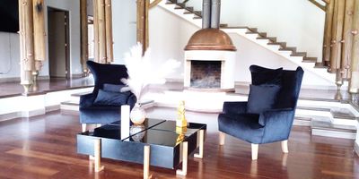 Casa amoblada en arriendo en el sector Alto de Palmas, sector campestre. Piso en madera, dos niveles, chimenea, sala y comedor independiente, estar de tv, 4 alcobas con baño en cada una, jacuzzi, cocina integral abierta tipo americano, alcoba y baño de servicio, balcon, terraza, jardín, pesebreras, lago, gran zona verde y parqueaderos (4 cubiertos). Conjunto cerrado con vigilancia 24 hrs, citofonia y circuito cerrado de tv. *Inmuebles sujetos a verificación de disponibilidad.*