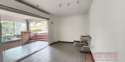 Local comercial en arriendo en la zona de comidas del mall Guadalcanal, ubicado en punto estratégico ( esquina  frente al cajero de Bancolombia), ideal para venta de alimentos. El mall cuenta con seguridad  privada, parqueaderos y diversos locales de servicios .