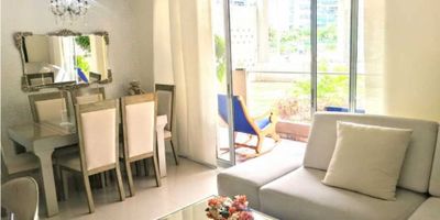 Acogedor apartamento ubicado en el excelente y residencial barrio de Rio Alto en Barranquilla con centros comerciales cercanos para ir de compras restaurantes jardines infantiles y grandes zonas de parque para hacer deporte y pasaer a los mas chiquitos de la familia El edifico cuenta con lobby tipo hotel, piscina de adultos y niños, gimnasio, salon de juegos, salon para bebes salon social zona de barbacoa, cancha de basket ball y fútbol 

 El apartamento por estar en el primer piso en bastante fresco e  iluminado no le da el sol de manera directa en ningún momento del dia y con las lindas zonas verdes del edificio adquiere una vista hermosa desde su amplio balcón. 

Consta de sala comedor amplios moderna cocina zona de labores y terraza interna baño social y auxiliar  tres habitaciones la principal con baño interno estudio y  zona de oficina 

Cómo si fuera poco tambien cuenta con dos parqueaderos lineales y depósitos  además que si necesitas las cortinas y aires acond