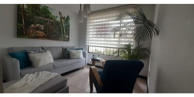 Casa muy amplia e iluminada, cuenta con 3 alcobas, clóset, 3 baños, la alcoba principal con baño y balcón, calentador, hall de alcobas, estudio, sala comedor, cocina integral con gas natural, suelos en cerámica, parqueadero cubierto, patio, zona residencial, cerca a colegios, parques cercanos.

Se entrega con persianas. 

