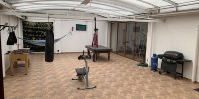 PONTEVEDRA sector de San Nicolas, Casa 490 m2 de luz, ventilación y amplios espacios que en un mismo piso cambian de ambiente. Segundo nivel con alcobas o áreas de mayor privacidad conservando la generosidad propia de todas las zonas de la casa. La cocina está remodelada con excelentes acabados y materiales de buen gusto. El patio no puede ser mejor con el techo corredizo. Capacidad para 3 carros en el antejardín cubierto y con puerta eléctrica. La cerca del perímetro del predio garantiza la seguridad del mismo. Ubicación estratégica con todos los equipamientos urbanos necesarios para facilitar compras y desplazamientos requeridos a visitantes y empleados. Una super oportunidad, pocos inmuebles tienen estas calidades espaciales