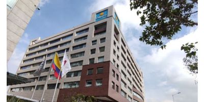 5530910- Oficina arriendo y venta Salitre Capital Center Hotel Sheraton Avenida el Dorado. Oficina interior, noveno piso, tiene un garaje cubierto, pisos en porcelanato, área abierta, baño interior, iluminación natural. El edificio cuenta con dos ascensores, Lobby. Batería de baños para hombres y mujeres en cada piso, cocineta por piso, vigilancia las 24 horas del día. Cerca a estación de trasmilenio, cámara de comercio, centros comerciales, notarias, hoteles, y avenidas principales. 