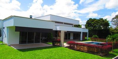 Vívela Inmobiliaria Vende Casa Campestre en el Corazón de Cerritos. Lote de 2300m2, Construcción 400m2, Amplios espacios, Sala, Comedor, Cocina abierta, Terraza, 4 habitaciones, 6 baños, Piscina, Jacuzzi, Kiosko, Casa en el árbol para los niños, zona canina. Conjunto Campestre Cerrado con Vigilancia 24/7, circuito cerrado de tv y ubicado en la mejor zona de Cerritos, muy cerca de clínicas, Malls y comercio en general.