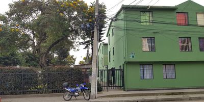 El apartamento cuenta con 3 habitaciones, 1 baño, sala comedor, cocina, zona de lavandería.

El apartamento se encuentra ubicado en una excelente zona de la ciudad tiene cerca zonas verdes, centros comerciales, iglesia, restaurantes, droguerías, ruta alimentadora del Transmilenio, cuenta con muy buenas vías de acceso como calle 42, carrera 130 y otros.