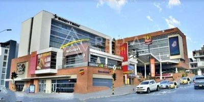 Local ubicado en zona estratégica comercial y de negocios en Pereira, Centro comercial y Empresarial Uniplex no solo por su ubicación, sino porque allí confluyen las más importantes marcas del mercado como McDonald`s, UDL, Bancolombia, Colmena Seguros, Body Tech,  entre otros.
El local tiene un área de 49 MT² y vitrina exterior amplia. Está adecuado no solo para uso comercial, ya que podría ser de uso administrativo empresarial.
Parqueaderos para visitantes en sótano, ascensor, planta eléctrica y vigilancia 7x24.