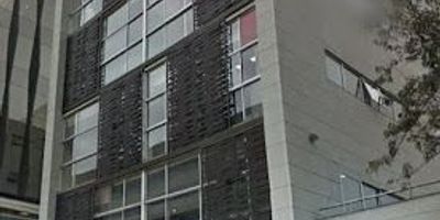 Oficina iluminada, ubicado en el chico en Bogotá, cómodas vías de acceso como la carrera quince, carrera septima, autopista  norte, cerca de centros comerciales como , a parques, hospitales, supermercados, colegios, droguerías, iglesias, a  bancos, a diferentes  tipos de  comercio, varias rutas de transporte, cuenta   con espacio amplio, baño, sala de juntas  de  uso  común, deposito, dos  parqueaderos  en  fila, y  parqueadero  de  visitantes.