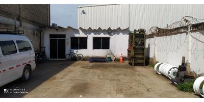 Lote con Construcción de Oficinas ubicadas en San Isidro, con buen área, primer piso con hall de acceso, recepción, cocineta. 4 oficinas y un area de oficina abierta , dos baños, escalera al segundo piso y patio posterior. Multiples vias de acceso, facilidad de transporte público, cercanía a sector industrial
