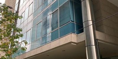 Excelentes oficinas en Edificio, remodeladas para venta de 73 metros cuadrados en Chapinero, 3 piso, estrato 6. Cuentan con pisos en porcelanato, 2 baterías de baños, circuito cerrado de TV, parqueadero para visitantes y 2 parqueaderos independientes, sala de juntas, el edificio cuenta con terraza comunal y planta eléctrica. Disponibles también en arriendo.  