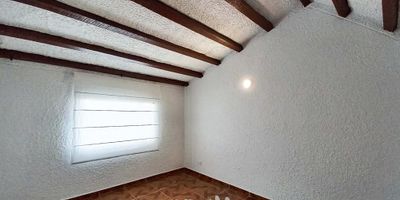 [VEN] ID HOUM: 91900

En Houm te ayudamos de forma fácil y segura. Los beneficios de comprar con nosotros:
    • Te ayudamos a conseguir financiamiento a través de una asesoría personalizada
    • Mediación y seguimiento de todo el proceso
    • Ponemos a tu disposición profesionales en notariado, registro y asesoría jurídica
¡Solo te preocupas de las firmas!

Casa en venta, ubicada en el barrio Villa del Prado, con una superficie construida de 123.00 m² y superficie total de 123.00 m². 

Sus principales características son:

    • duplex
    • 3 dormitorios
    • 3 baños
    • Admite mascotas
    • 1 parqueadero
    • Cocina tipo americana
    • Año de construcción: 2010
    • Cuarto de lavado
            
Además, el inmueble cuenta con las siguientes amenidades:

    • Vigilancia 24 hrs

Si compras con nosotros, te brindamos asesoría personalizada durante todo el proceso.
Más que una inmobiliaria, somos Houm.
*Aplican T&C