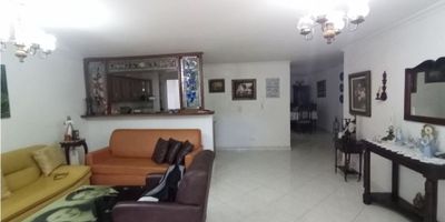 Hermoso y amplio apartamento en Envigado, con cercanía al parque principal de Envigado, Comfama de Envigado, restaurantes, malls comerciales, sucursales bancarias, iglesias, gimnasios, colegios, entre otros sitios de interés.

° Área 172 mts
° 4 Habitaciones con closet
° 2 Baños
° 1 Parqueadero
° Piso 2 sin ascensor
° Cocina integral amplia
° 1 Balcón
° Sala 
° Comedor
° Sala de estar o estudio
° Cuarto útil
° Terraza amplia
° 2 patios
° Edificio con citófono 

¡Hemos conquistado este espacio para ti, comunícate con nosotros! 

 
