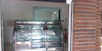 Excelente Local apto para comidas, parrilla o salsamentaria y bar, ubicacion estratégica en la loma de los bernal.