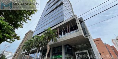 Venta de oficina de 53,66m2 En moderno edificio en la ciudad de Barranquilla. oficina con vista panorámica a la ciudad. Esta oficina se entrega en obra gris. La oficina cuenta con 1 garaje privado. El edificio cuenta con planta eléctrica, salas de reuniones, lobby de acceso, vigilancia privada, baños en zonas comunes.

