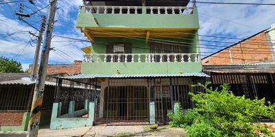 INMUEBLE DAVIVIENDA. Te presentamos esta casa ubicada en el sector las Quintas, un lugar estratégico de la ciudad de Girardot - Cundinamarca. El inmueble cuenta con 2 pisos mas una terraza con buena iluminación, tiene habitaciones con entradas de luz, tanto en la mañana como en la tarde, baños enchapados con division en vidrio acrílico, pisos en ceramica y baldosa , cocina sencilla con mesón de concreto, posibilidad de garaje y porche totalmente enrejado. Cercano a la bomba de Terpel , Institución Educativa Atanasio Girardot, Parque la Fe, Parroquia Pablo Apóstol, Tiendas Ara y D1, todo lo que necesitas para tu bienestar y el de los tuyos. Contáctanos y déjanos tener el privilegio de ayudarte a encontrar tu lugar ideal.