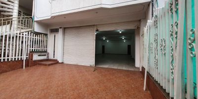 se alquila local barrio paramericano sobre via princiapal carrera 44 zona comercial, cerca a restaurantes, talleres y clinicas el local cuenta con un area de 140 metros cuadrados un espacio de antejardin que se puede usar tambien, consta en su interior de un salon amplio un baño y en el fondo dos bodegas y en la entrada cortinas de acero ................................contacto OMAR DUQUE 3193770355