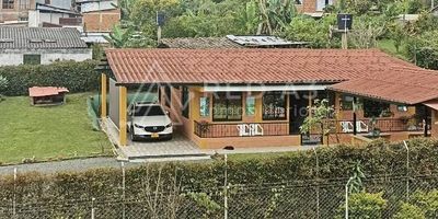 !Casa campestre en precio de oportunidad! Invierta en una casa campestre con solo dos años de construida, ubicada a 15 minutos de la ciudad en la zona semi-urbana de Guacarí. La propiedad se ubica en un lote de 790 m2 y tiene un área construida de 125 m2 distribuidos entre zona verde plana, garaje cubierto, parqueadero con gravilla, kiosko con baño completo, cocineta y huerta independiente. La casa cuenta con estructura para soportar segundo piso y se distribuye en corredor exterior cerrado, sala, comedor, cocina integral con isla y bar, 2 habitaciones secundarias con closet en madera, baño completo, habitación principal con closet, baño amplio y jacuzzi (Todas las habitaciones tienen (blackout en las ventanas), zona de ropas independiente y bodega independiente. 
También cuenta con cerramiento total en malla y cerca viva, calentador a gas, reflectores para las zonas verdes, portón metálico con techo y muro en ladrillo.
Aproveche la oportunidad de vivir campestre con beneficios en la zona como lo son caminar 5 minutos y encontrar: droguería, 4 supermercados, 2 panaderías, veterinaria, ferretería, 4 restaurantes, cancha de fútbol y el mejor colegio público rural de todo Tribunas. Además de estar a 15 minutos de Pereira en carro. 15 minutos de Cerritos por la vía Condina.
Se ubica en un lote de mayor tamaño por lo que se vende mediante la figura de proindiviso. No paga administración y puede vender cuando usted guste sin depender de nadie.
Disfrute todas estas comodidades en la casa campestre de sus sueños. Contáctame para mayor información.