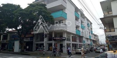 Apartamento esquinero en el centro de Pereira, su ubicación estratégica está integrada por sedes bancarias, centros comerciales, entidades médicas y colegios. Con cercanía al Parque El Lago, estaciones de Megabús y a pocas cuadras de la Universidad Andina. Cuenta con alto flujo vehicular y servicio de transporte público y privado.

Se encuentra ubicado en un quinto y último piso, tiene un área de 163 m² distribuidos en un iluminado salón o sala comedor, cocina, zona de lavandería que incluye una lavadora, habitación principal con 2 closets y amplio ventanal, más dos habitaciones auxiliares con closet, 2 baños y 2 balcones.