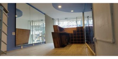 Edificio de 3 pisos de altura, con un área de construcción total 994 m2, con una utilización para actividades combinadas de servicios administrativos de oficina.

Área: 340,75 m2 tercer piso
Área: 652, 62 m2, cuarto y quinto piso 

CARACTERISTICAS
.
•Con área de recepción, con cuarto eléctrico, con cuarto de almacenamiento, cuarto de aseo.
• Cada piso cuenta con batería de baños: damas – caballeros (dos servicios por género más lavamanos) y cocineta.
• Oficina de Gerencia con sala de juntas y baño privado
• Pisos en tráfico pesado.
• Muros en mampostería tradicional pintados en blanco, azul y amarillo.
• Techos en drywall pintados en blanco.
• Iluminación led.
• Salón de capacitaciones.
