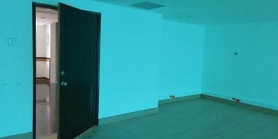 Oficina en el sector de milla de oro, Cuenta con facilidad de acceso a rutas de servicio público, además está cerca del complejo empresaria milla de Oro, Centro comercial Oviedo, centro comercial san Fernando plaza y Centro Comercial Santa Fe.